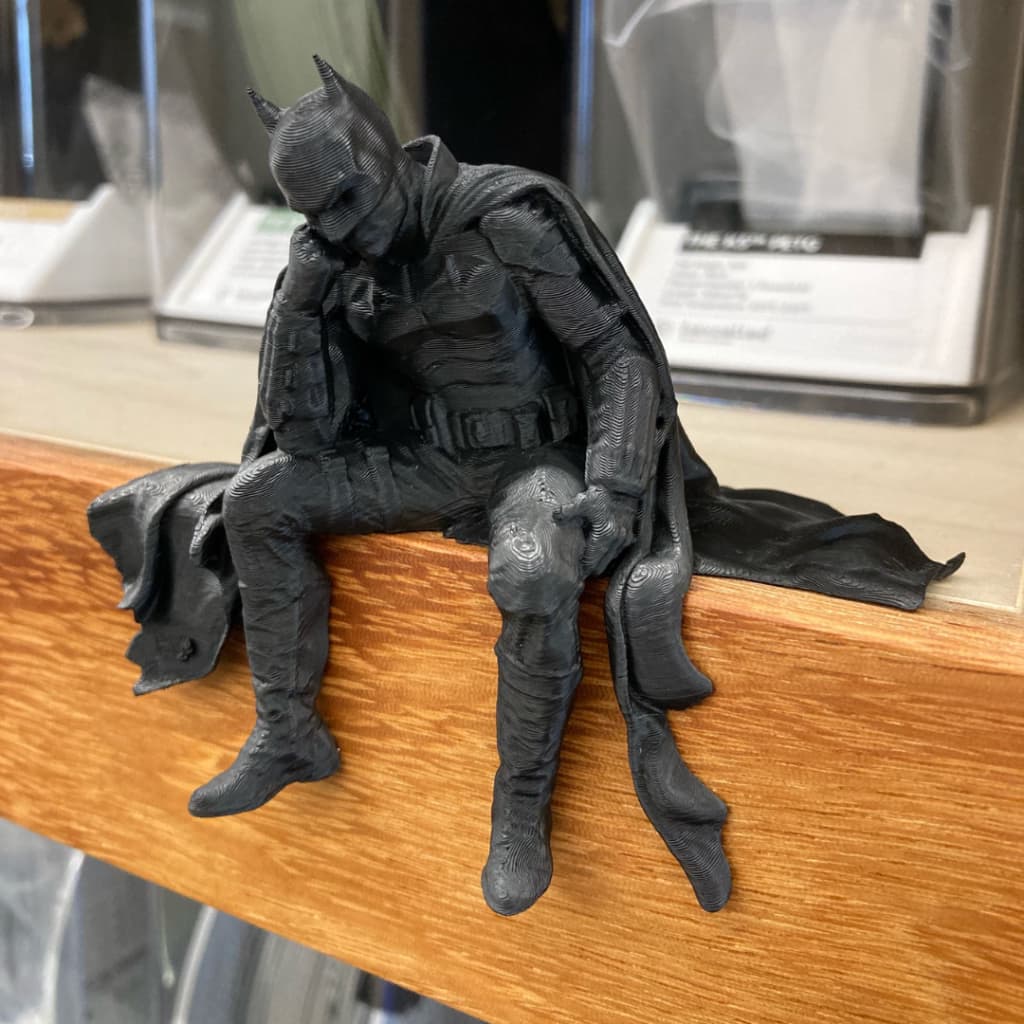 Batman Triste Sentado Decoração Gabinete GPU Estante Prateleira Setup PC Estatueta Geek