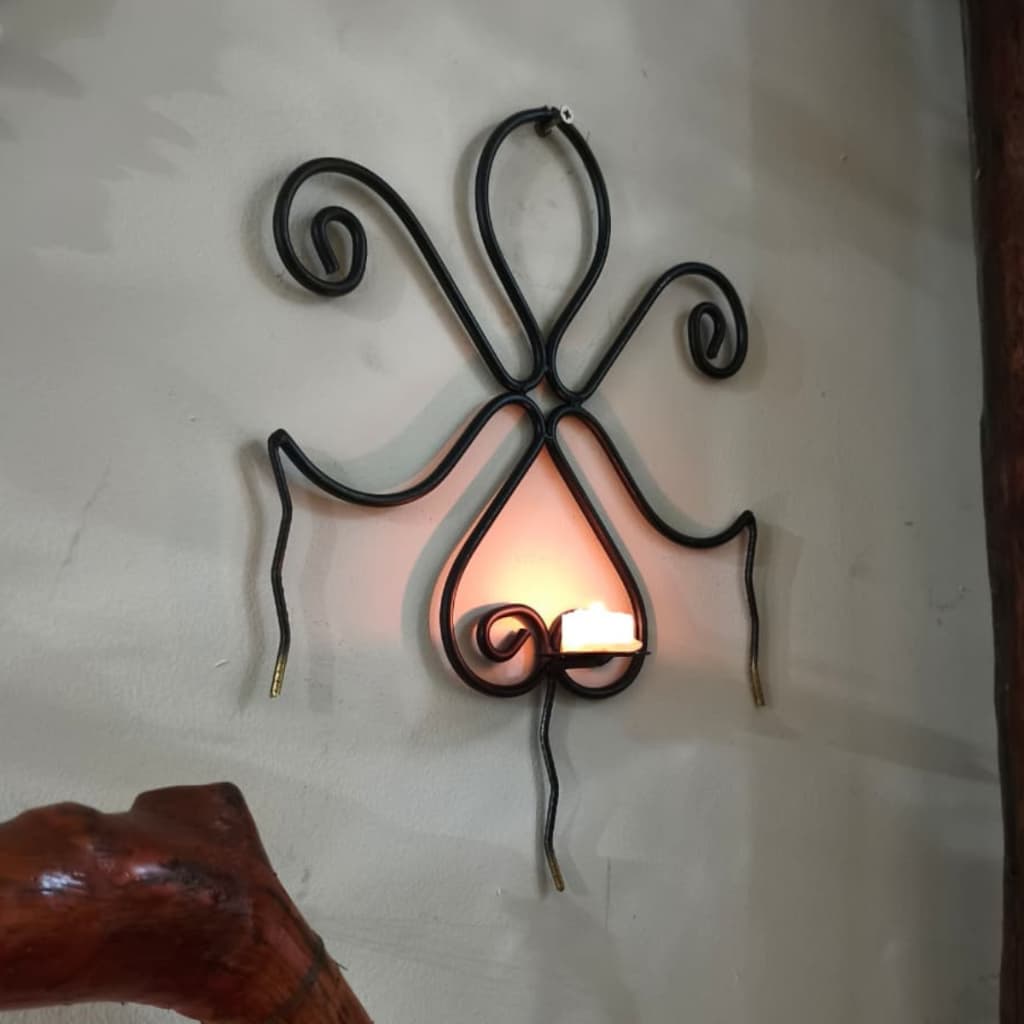 Castiçal Parede Ferro Artesanal Estilo Lírio Francês Porta Velas Decorativo