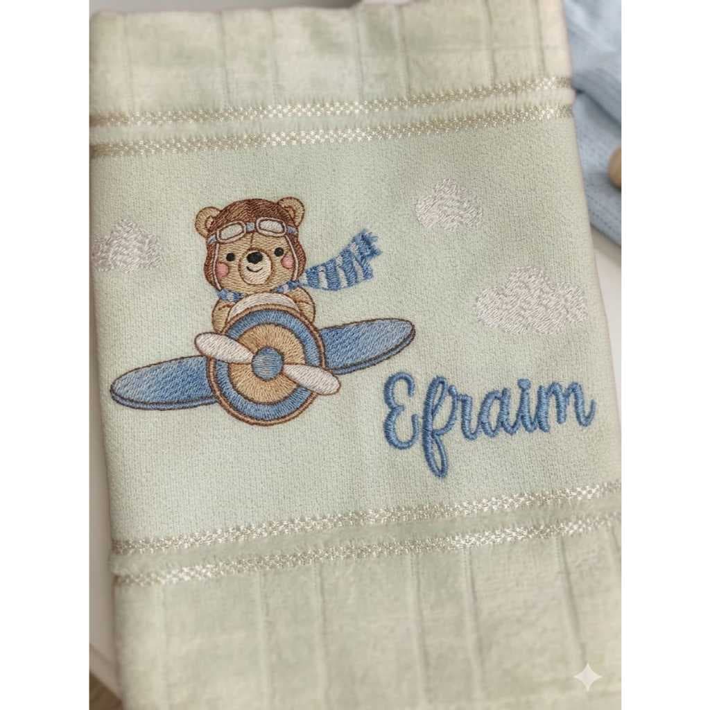 Toalha Bordada Personalizada Com Nome Ursinho Aviador no Avião Enxoval Bebê