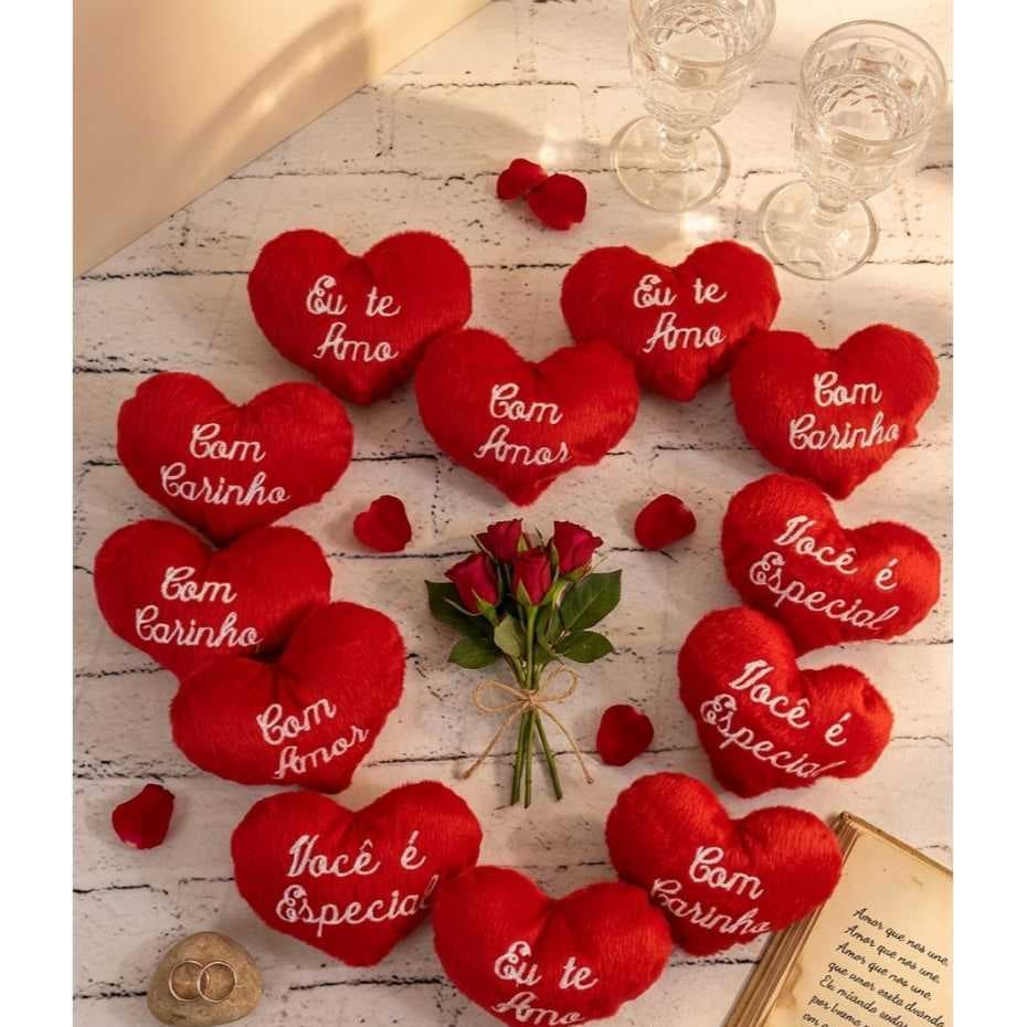 Kit 10 Corações de Pelúcia 10cm Frases Bordadas Decoração Cesta Presente Dia das Mães Namorados