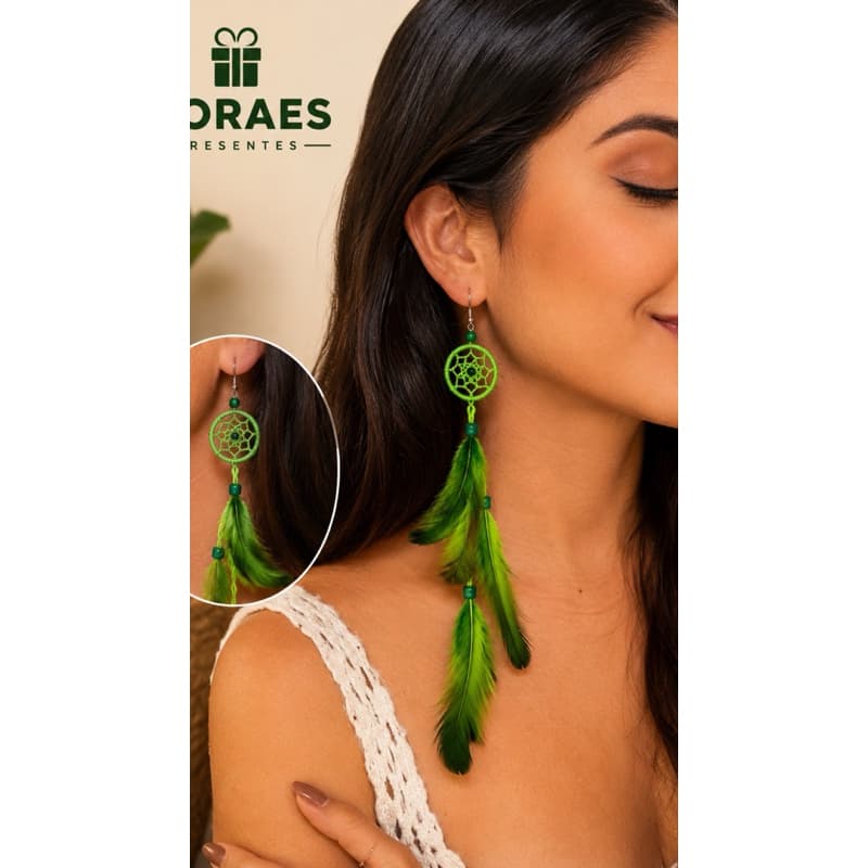 Brinco longo verde com penas e detalhe estilo filtro dos sonhos. Leve, elegante e super estiloso.