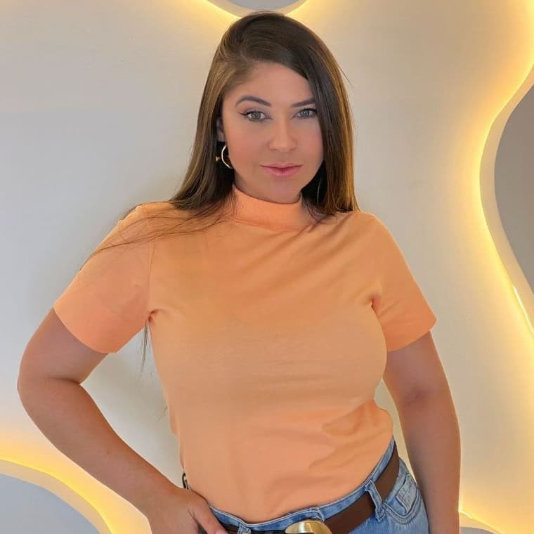 Blusa T-shirt Feminina Gola Alta 100% Algodão Premium Elegante