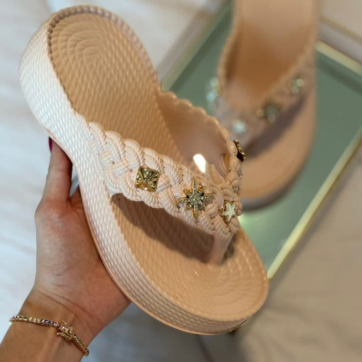 Chinelo Eva Leve Sándalia Feminina Flexível Confortavel Com Botons Inclusos Lançamento 2026