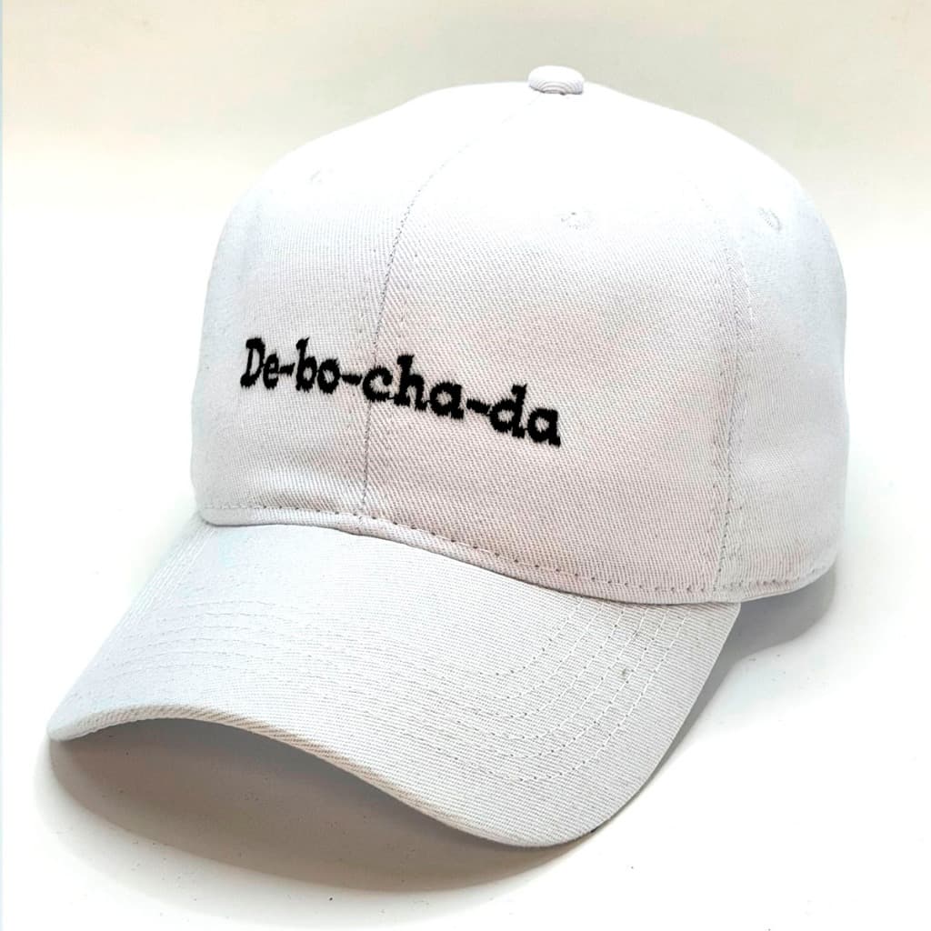 Boné Debochada Bordado Feminino Branco Aba Curva Regulável Casual Fashion Moderno Dia a Dia Premium