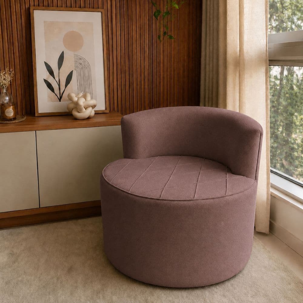 Poltrona Curva RM Matelassê Luxo para Ambientes Sofisticados e Aconchegantes Suede Marrom