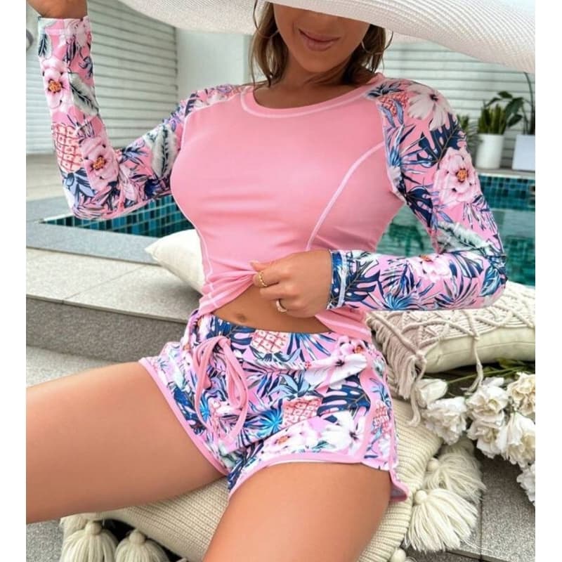 Biquíni feminino Shorts e Camisa.