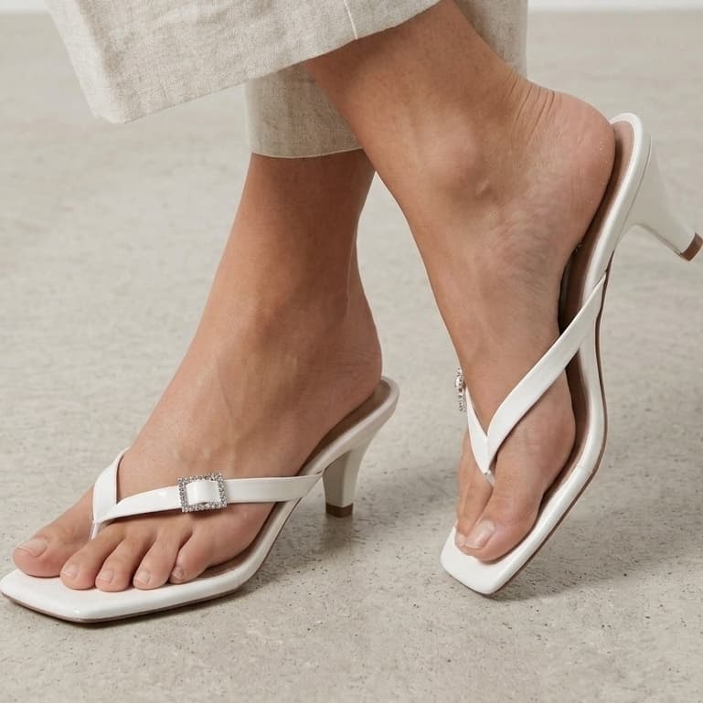 Sandália Feminina Salto Taça Baixo 5 CM Fivela Strass Tamanco Elegante Confortável