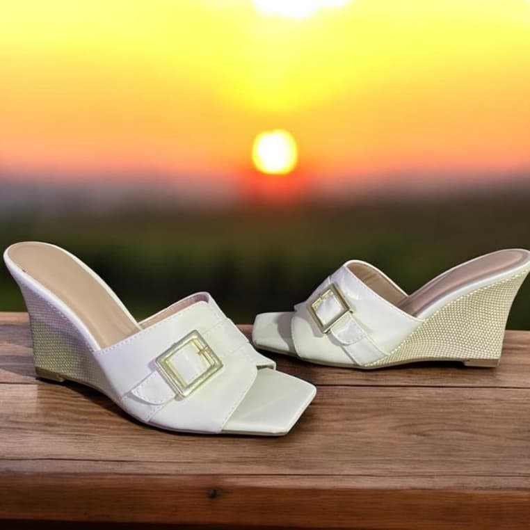Tamanco Off White Confortável Com Fivela Dourada | Salto Cunha Palha Sem Traseiro