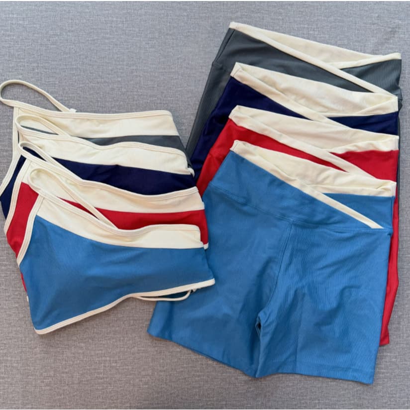 Conjunto fitness de academia bicolor | top com bojo nula manga e short efeito lipo canelado brilhoso zero transparência