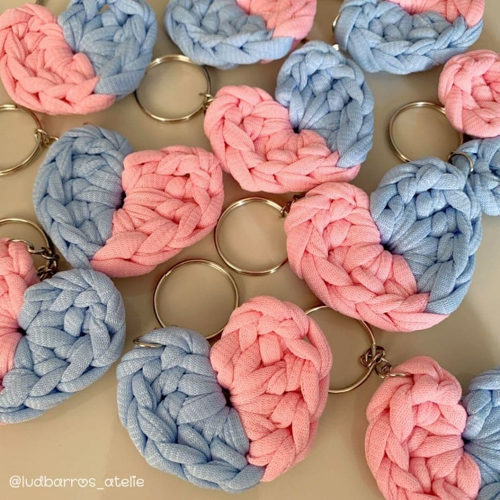 Lembrancinha Chá Revelação | 10 Chaveiros em Crochê Rosa e Azul Bebê | Fio de Malha Premium | Delicado e Artesanal
