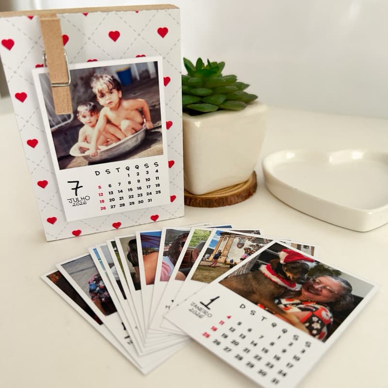 Calendário de Mesa Personalizado com Fotos | 12 Polaroids Calendário + Suporte MDF | Presente Criativo