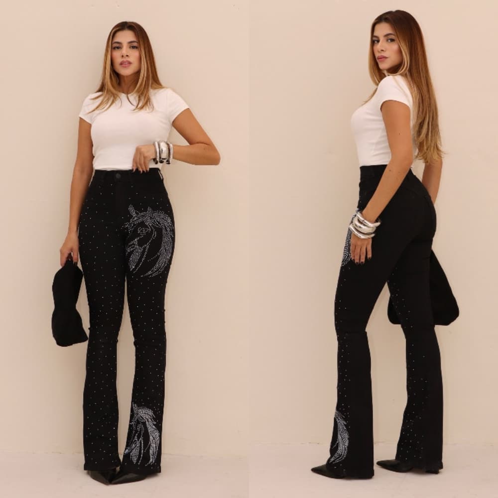 Calça Jeans Flare Com Strass na Frente, Cintura Alta - Modelo Cavalo.