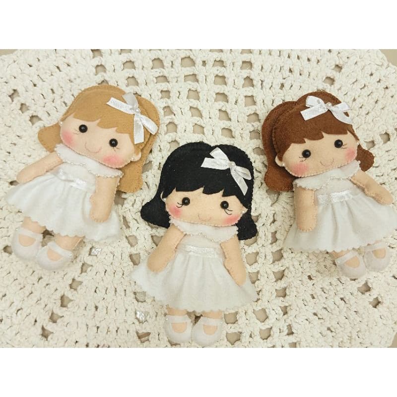 Enfeite boneca decorativa feltro Daminha 15 cm
