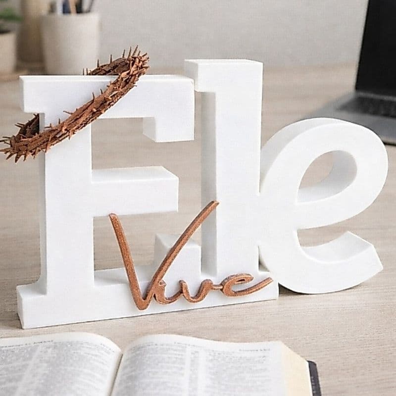 Ele Vive Letreiro Decorativo Religioso | Para Mesa, Aparador, Estante | Branco e Marrom minimalista
