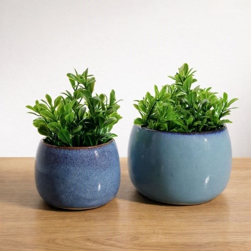 Kit 2 Vasos Decorativos em Cerâmica Azul com Planta Artificial para Sala Quarto Escritório Mesa