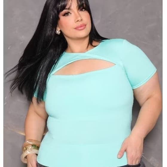 Blusa Feminina plus size  com Recorte frontal