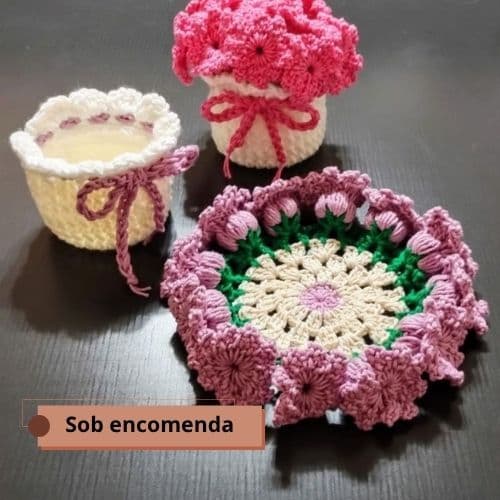 Porta-Xícara Floral com Vasinho Decorativo em Crochê | Conjunto Artesanal | Sob Encomenda