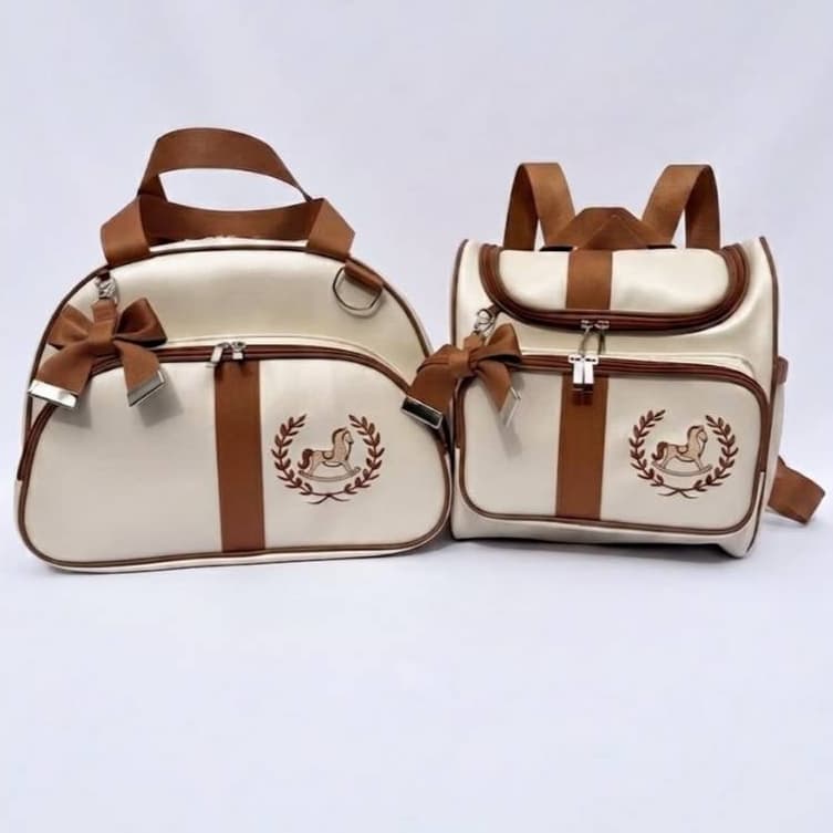 Kit Bolsa Maternidade Menino Luxo 2 peças Impermeável Caramelo com Bordado de Cavalinho