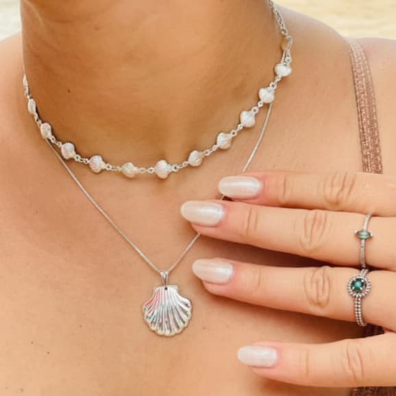 Colar feminino Pingentes Concha Do Mar +  Choker De Conchinhas  Banhado a Prata e Ouro 18k