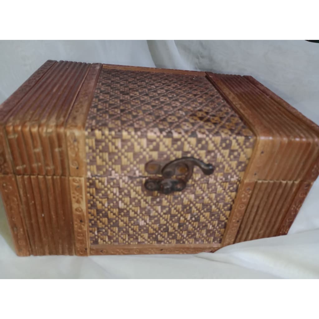 Mini Bau de Madeira com Fecho Metálico Usado /Ler Descrição