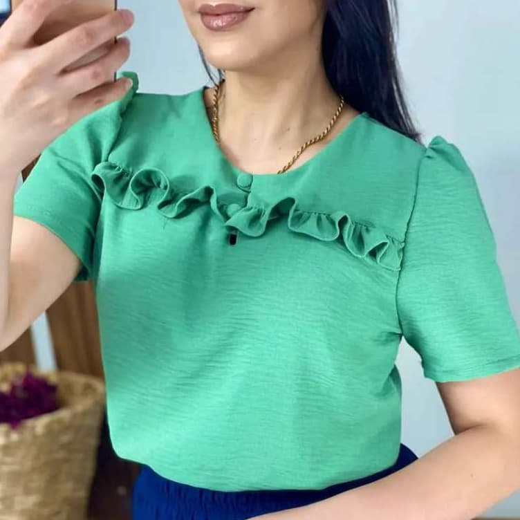 blusa social manga curta com babado leve na frente e botoes funcionais