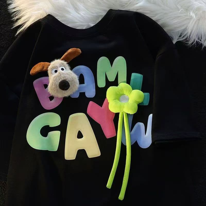 Camiseta Feminina Estampa Cachorro 3D Letras Coloridas Preto Branco Casual