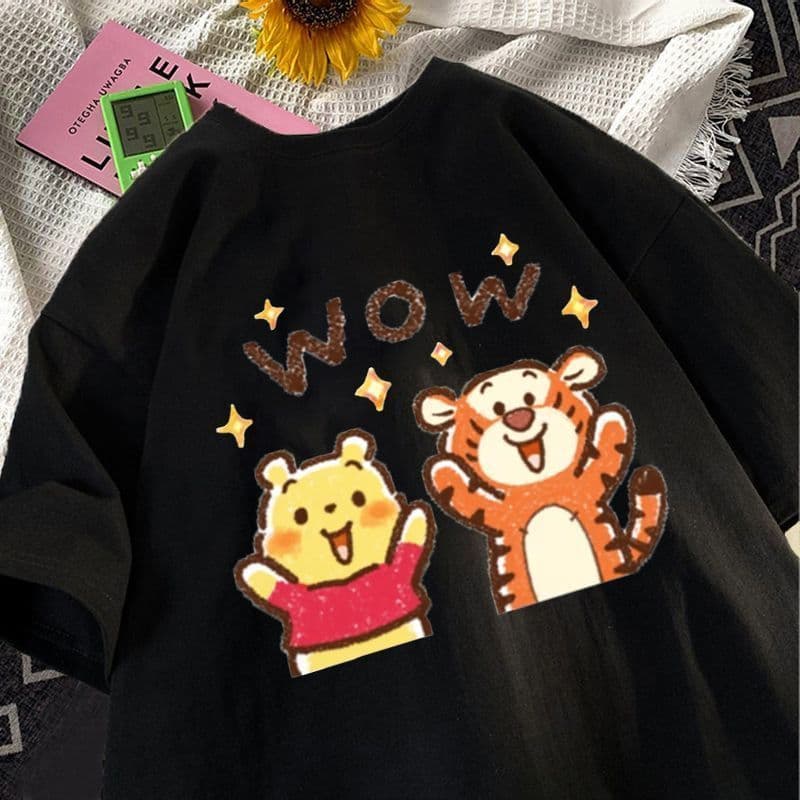 Camiseta Feminina Urso e Tigre Estampa Costas Preto Branco Jovem