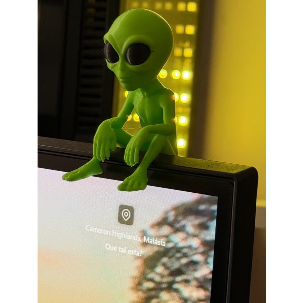 Boneco ET alienigena Extraterrestre sentado para mesa monitor carro