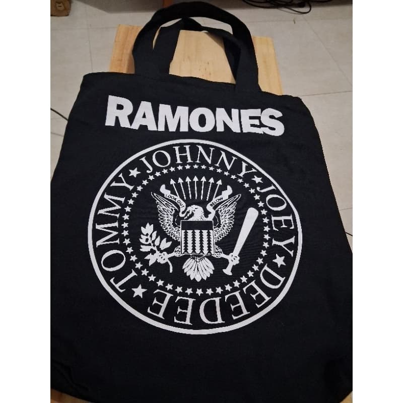BOLSA EM SARJA BON RAMONES COM FORRO, ZÍPER E BOLSO INTERNO - TOTE BAG ROCK PUNK