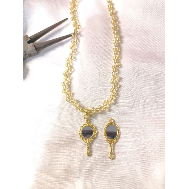 Choker homenagem a Orixá Oxum/Osún candomblé e umbanda. Miçangas 4mm dourada com 1 Acessório
