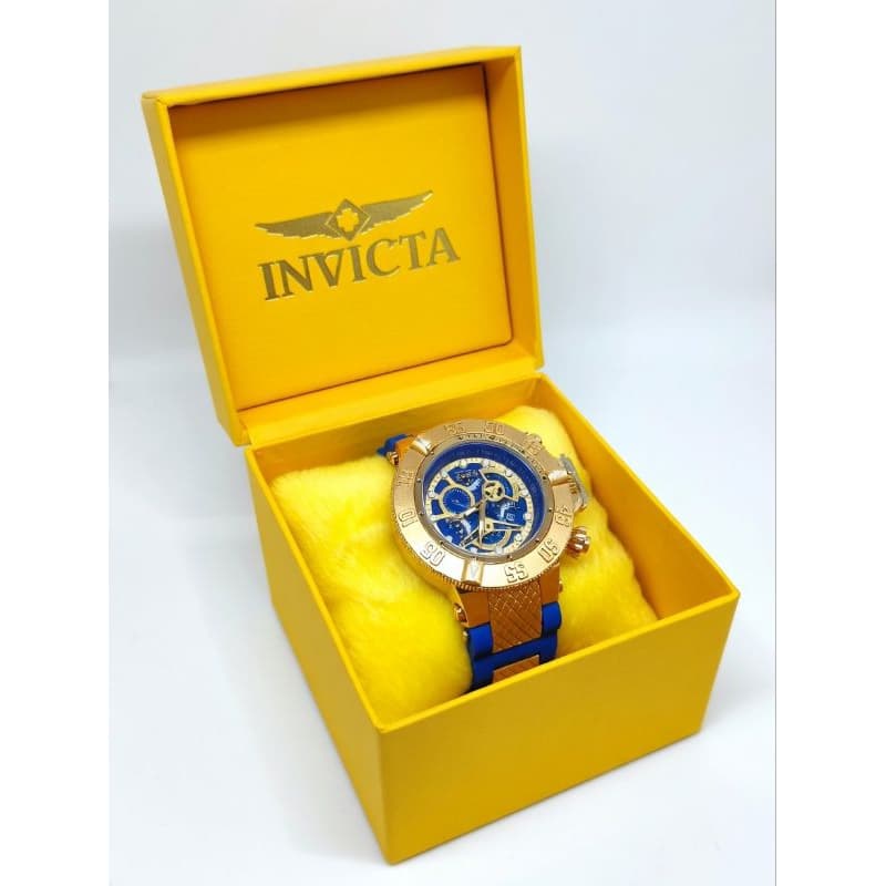 relógio invicta masculino dourado com fundo Azul