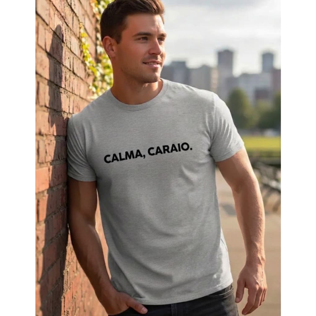 Camiseta Calma Caraio Camisa Masculina Moda Humor Frases Criativas Engraçadas Meme Malha Fria Cinza Mescla Confortável