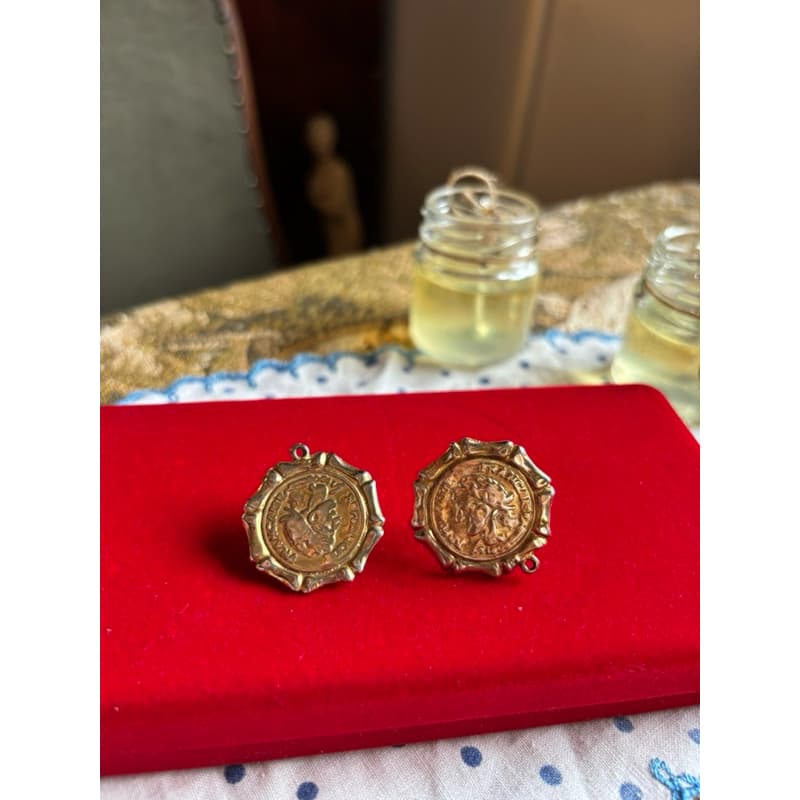 brinco dourado medalhão vintage de pressão