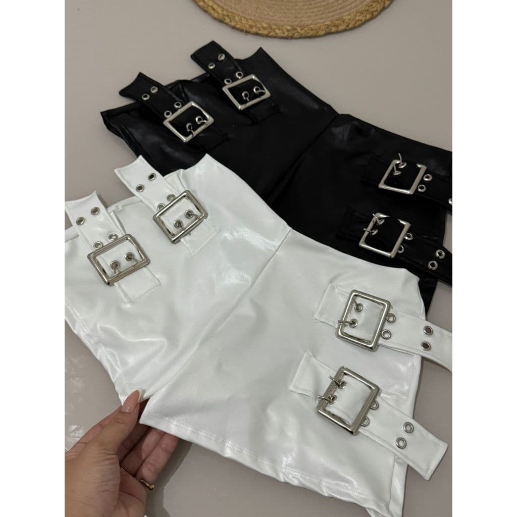 Short Feminino com Fivela Lateral em Cirrê Acetinado Tendência Inspiração Moda Festival