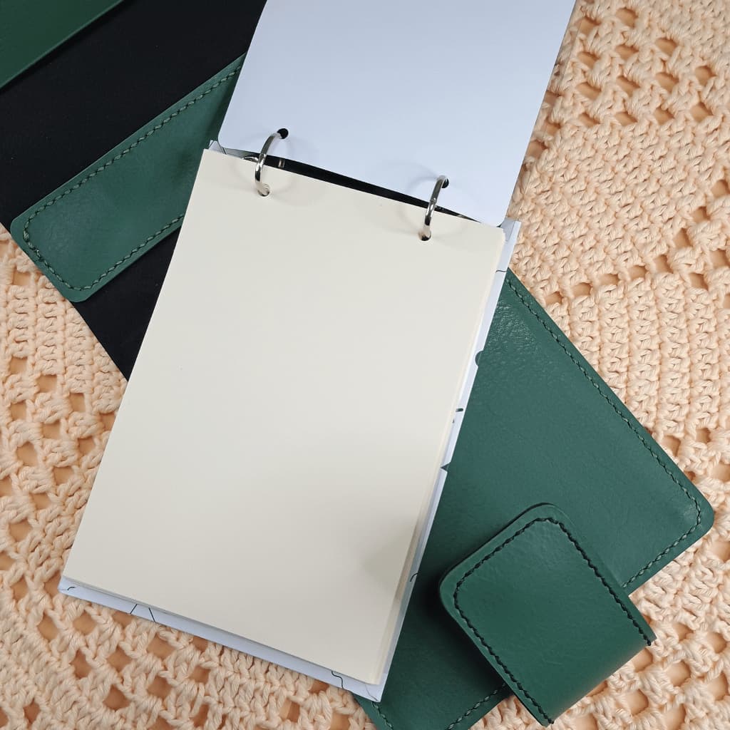 Caderno Sketchbook A5 Fichário Preto e Verde Argolado Costurado à Mão + 50 Fls Gramatura Alta 180g