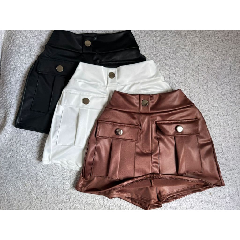 Short Saia Cargo em Cirrê Acetinado Feminina Curta Lisa Tendência Moda Blogueira com Bolso e Botão Festa Balada