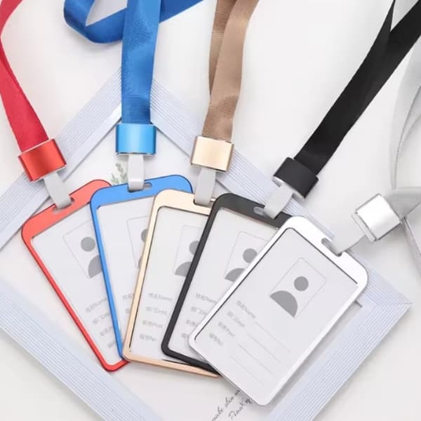 Porta Crachá Alumínio Universal Com Cordão Para Escritório Estudante Empresas