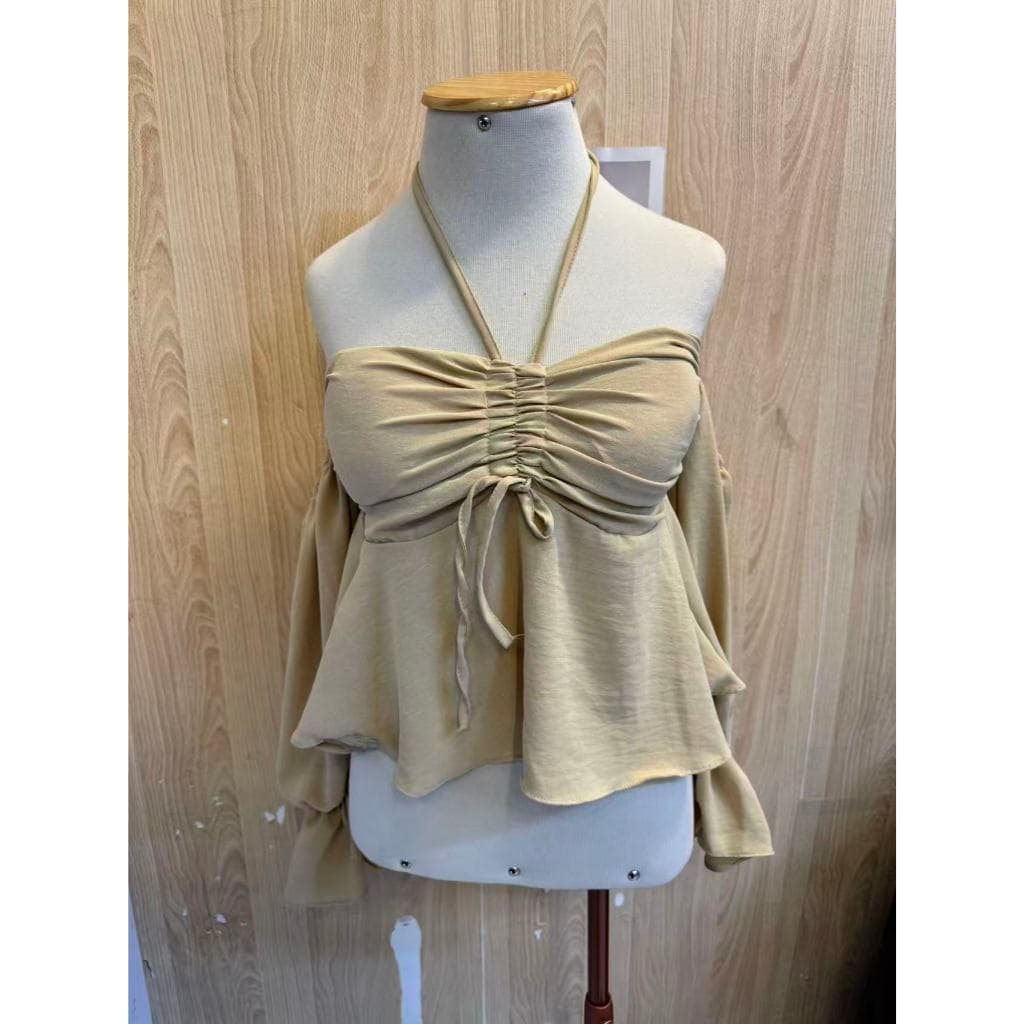 Blusa Cava Alta Com Pregas e Alça de Pescoço