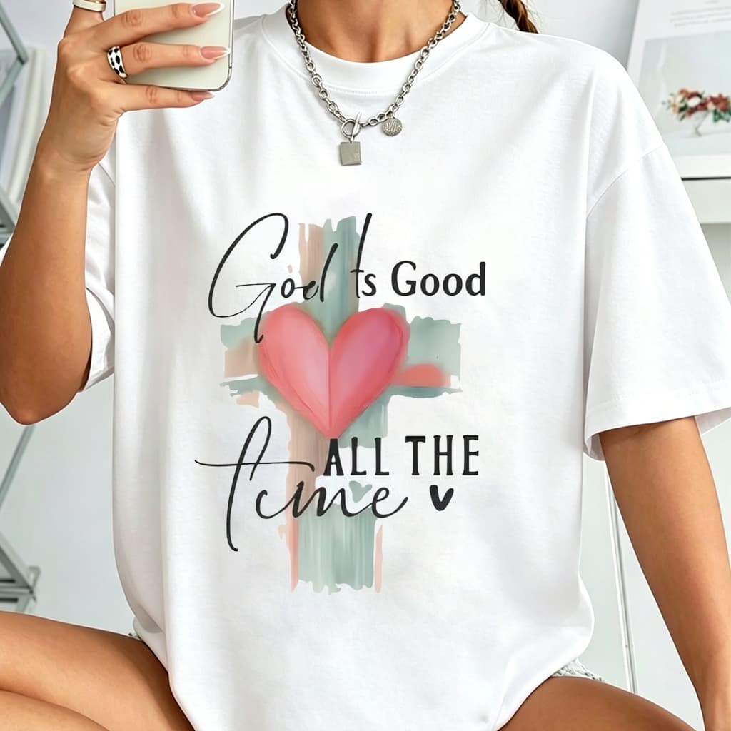 Camiseta Feminina Plus Size 100% Algodão Oversized Estampa Religiosa God is Good Coração Rosa Moda