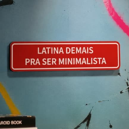 Placa decorativa Latina demais 20x5cm Plaquinha PLA com frases divertidas Escrito Relevo minimalista