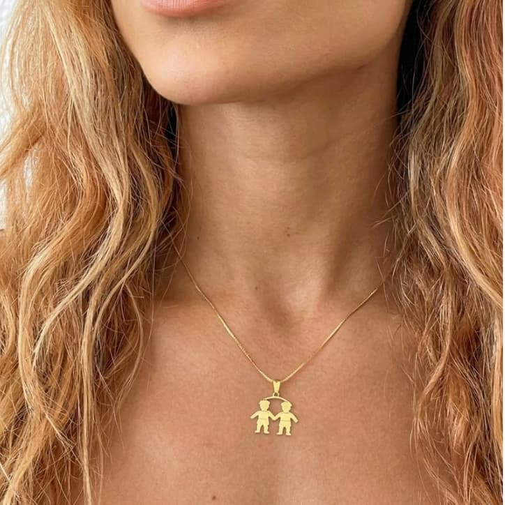 Colar Veneziana com Pingente Dois Meninos – Banhado a Ouro 18K