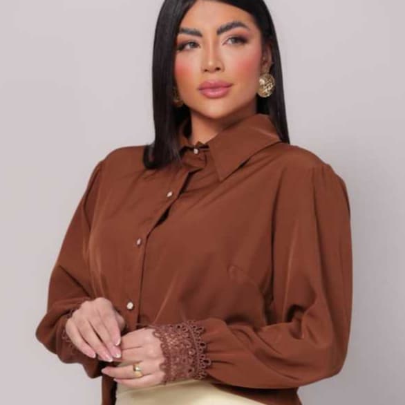 Camisa elegante, moderna, evangélica manga longa, com renda no punho, botão frontal de pérolas