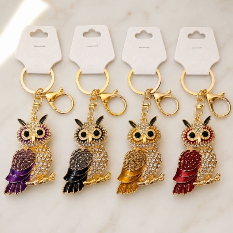 Chaveiro Formato Coruja em Metal Detalhes em Strass Brilhantes Moderno e Sofisticado para chaves e bolsas Varias Cores