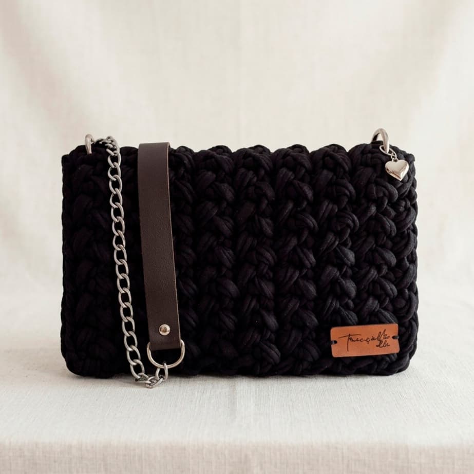Bolsa Feminina de Crochê Artesanal com Aba e Pingente | Bolsa Tiracolo Thalia