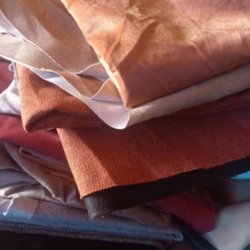 RETALHOS de Tapeçaria p Base deTapetes 2 kg Tamanho Variados