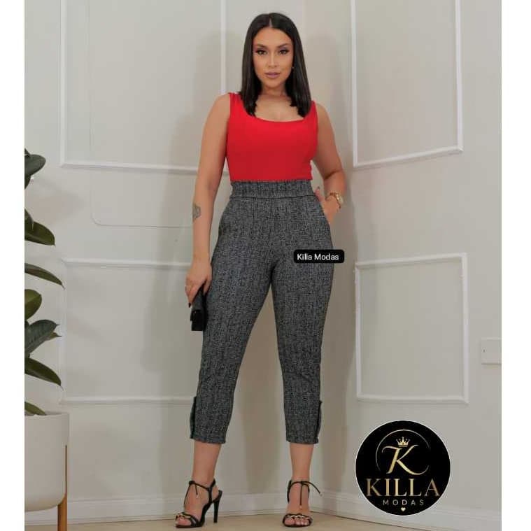 calça capri em jacquard linho com bolso e detalhes de botão