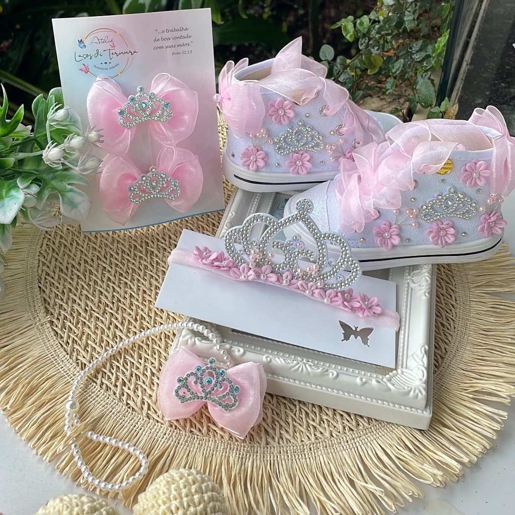 Kit Tênis Menina Princesa Encantada Sapatinho + Prendedor Chupeta Faixinha Coroa ou Presilha ou Tênis