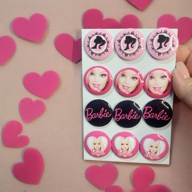 Kit de 12 ou 24 Ímas de Geladeira Decorativos Tema BARBIE Cozinha Fofo Presente Criativo Infantil e Adulto