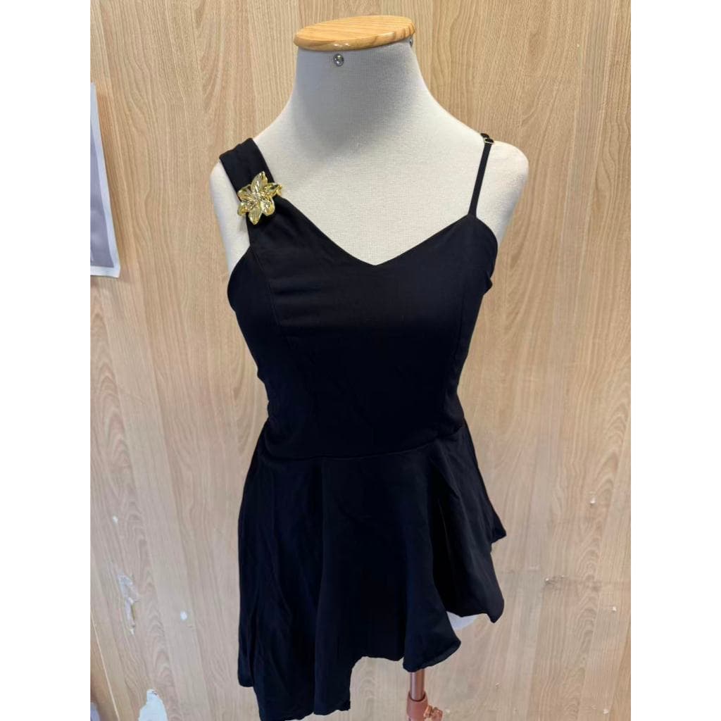 Vestido Curto Modelo Godê Decote V Alça Assimétrica Enfeite Flor Dourada Look Feminino