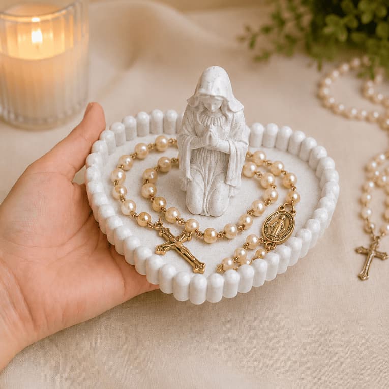 Porta Terço Nossa Senhora Aparecida Suporte Rosário em Formato de Coração Decoração Religiosa